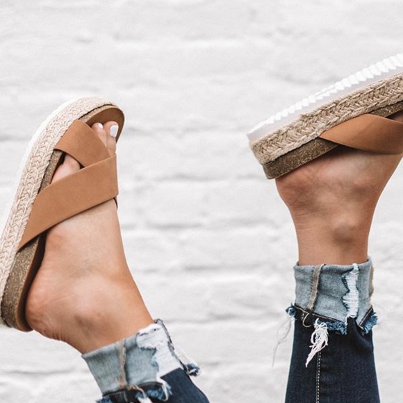 NEW*** TAN LADIES CROSS BANDS PLATFORM SLIDES - Picture 3 of 5